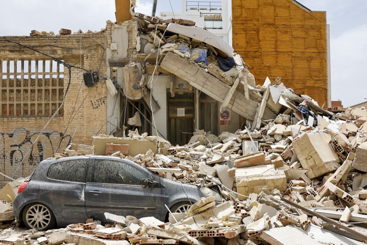 Se derrumba un edificio de tres plantas en Benetusser, Valencia