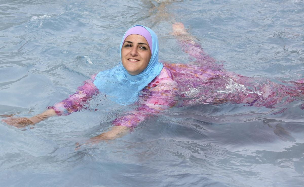 Polémica en Burgos: tres mujeres expulsadas de las piscinas de verano por bañarse con 'burkini'