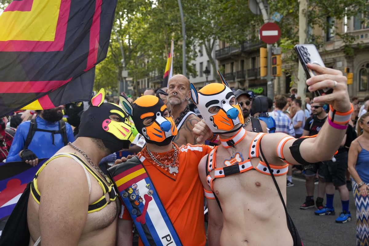 El Pride Barcelona saca a la calle a 140.000 personas en favor del respeto y la diversidad