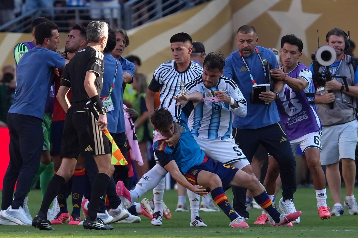 Puñetazos, empujones y desprecio: la FIFA investiga los incidentes de Argentina tras caer ante España