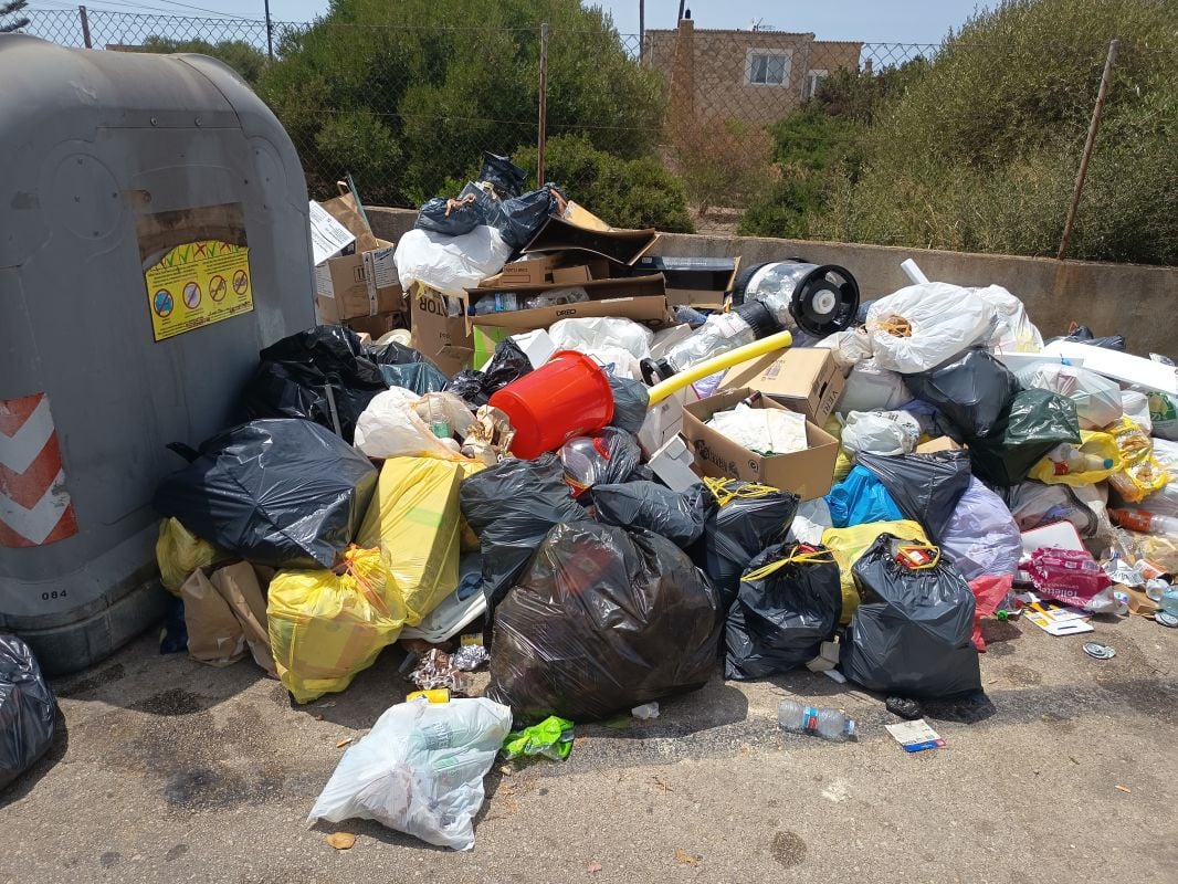 Los vecinos de Badia Gran y Blava denuncia la falta de recogida de residuos: "Estamos hasta el cuello de basura"