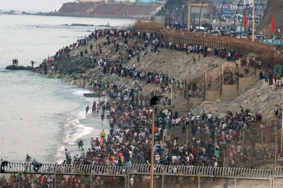 Noche de tensión en la frontera sur: 18 fallecidos y bloqueos en Ceuta y Melilla ante el flujo incesante