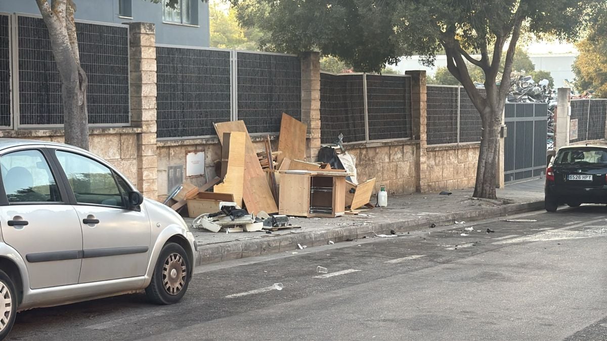 Los trabajadores de Can Valero denuncian la conversión de una calle en un vertedero improvisado