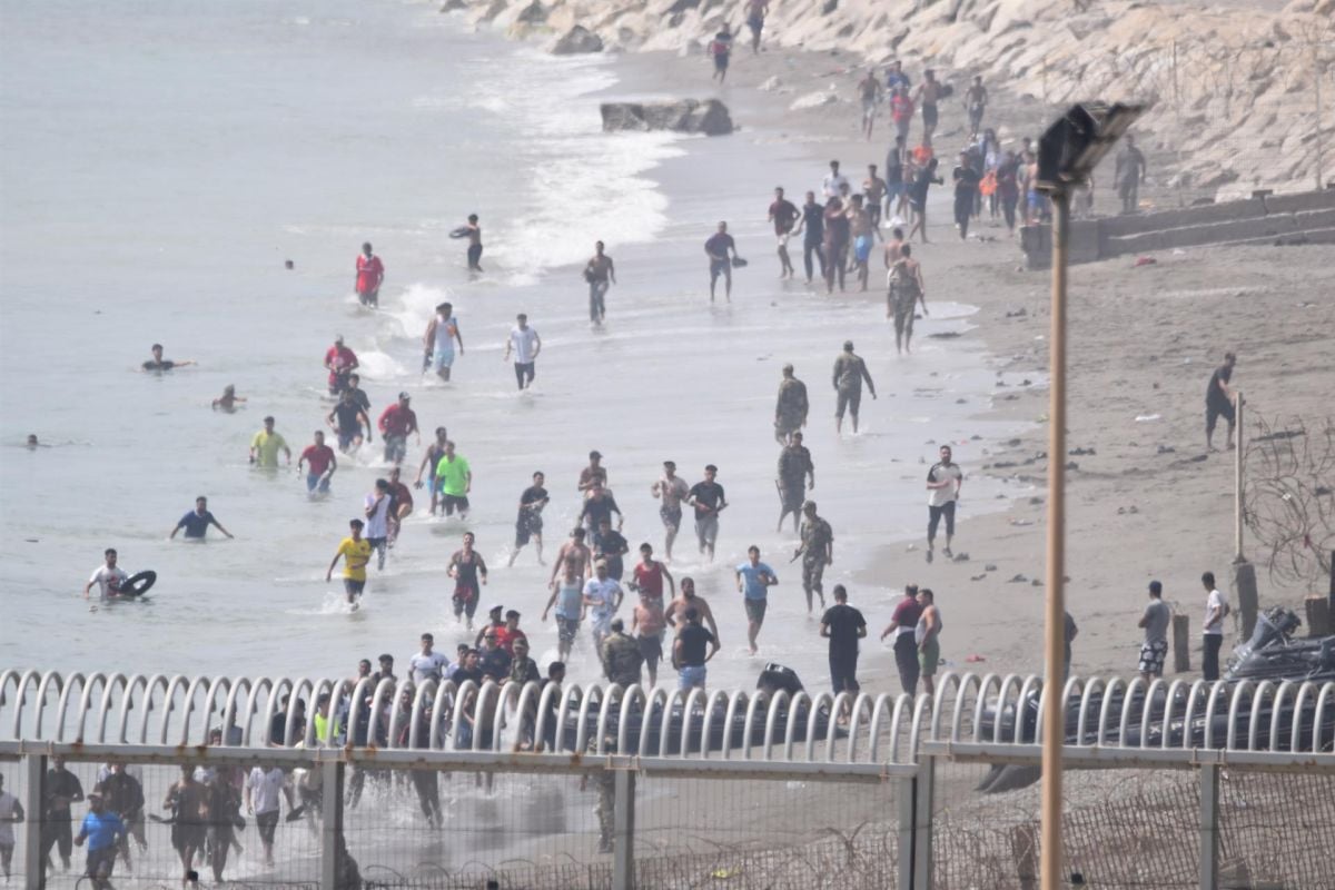 Interior blindará el espigón del Tarajal con una barrera neumática tras la salida de miles de personas hacia Marruecos