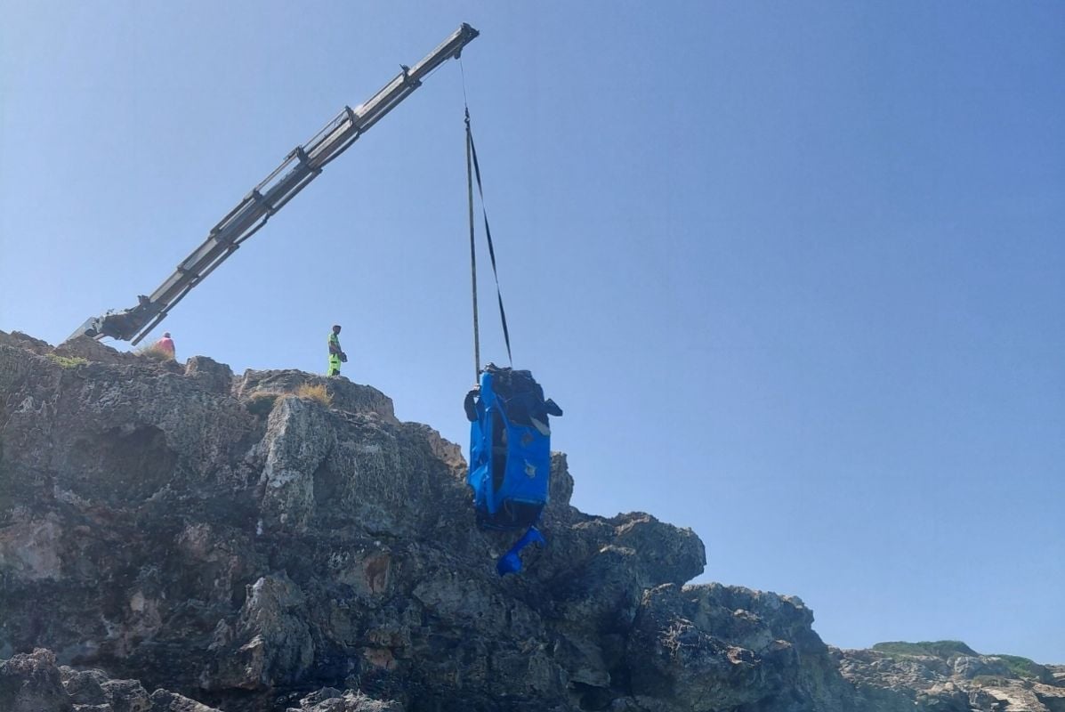 Retiran el coche que apareció hundido en el mar en Son Verí Nou