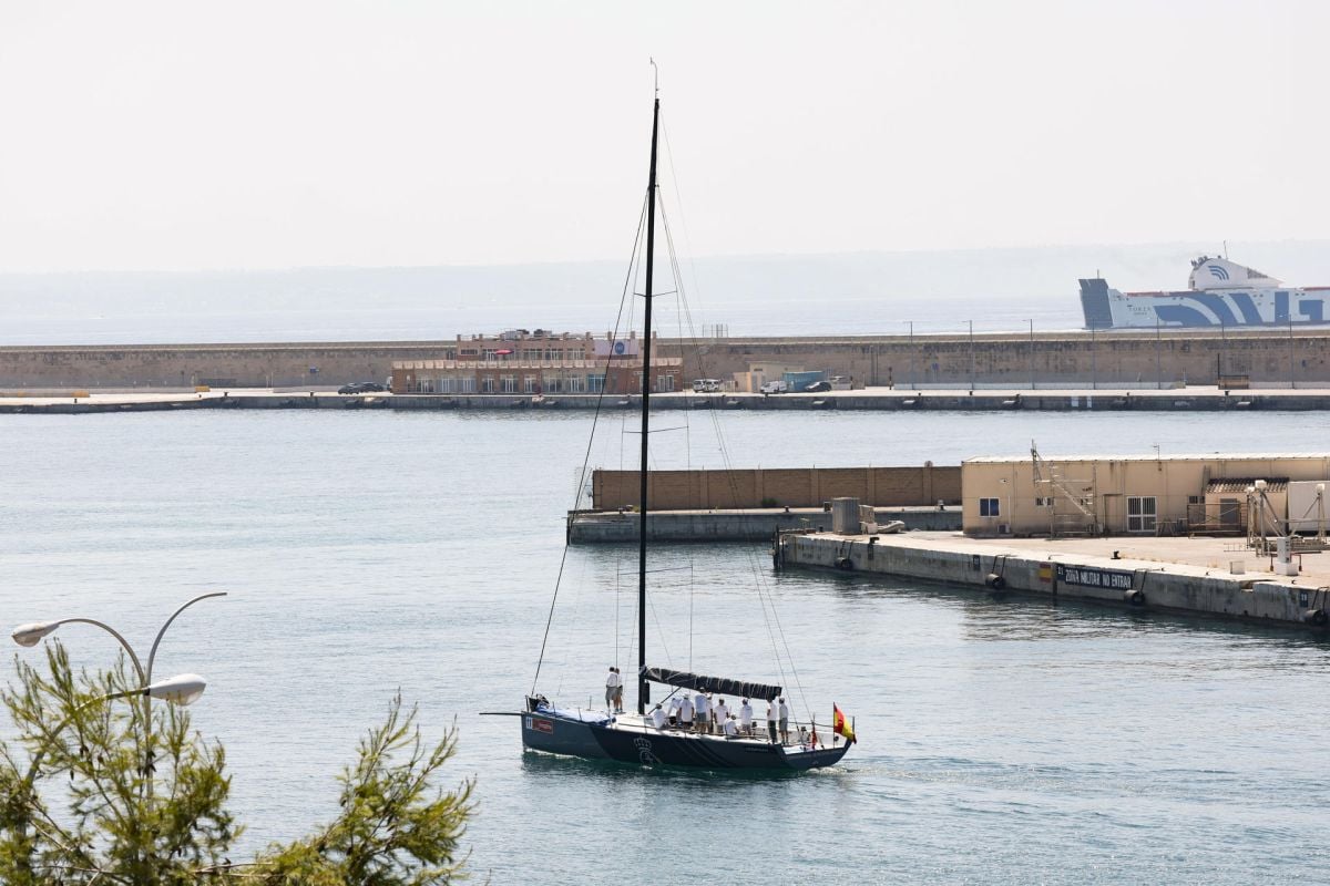Felipe VI se estrena en el Hispania, el nuevo barco de la Armada, en la bahía de Palma
