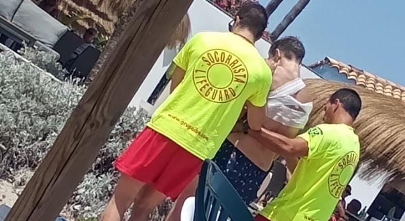 Rescatan a un bañista tras sufrir una luxación de hombro en la playa de Cala Murada