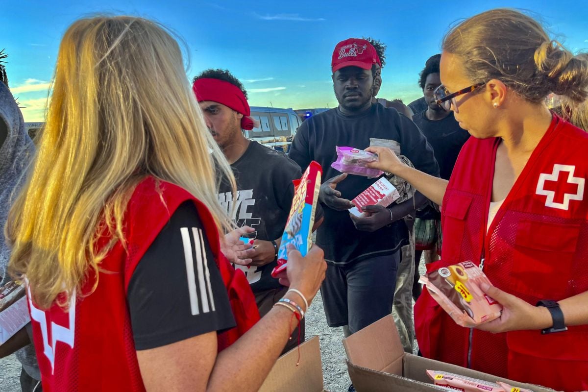 Cruz Roja activa un dispositivo de emergencia para alimentar a los inmigrantes en Ceuta
