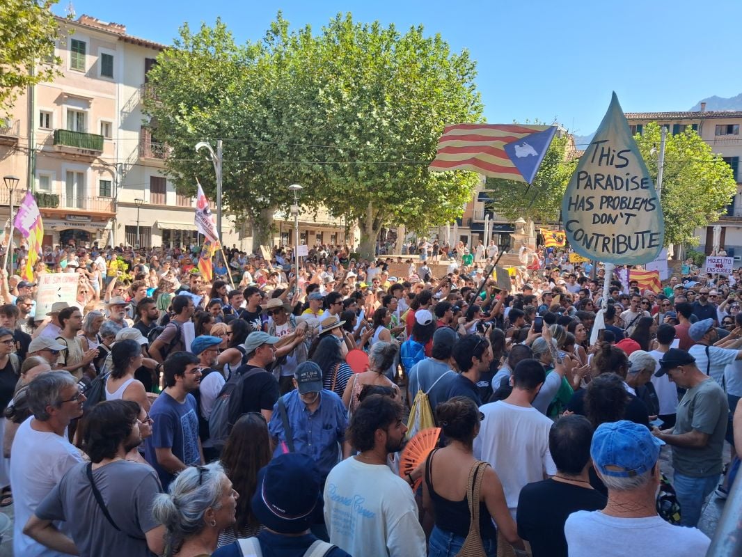 Multitudinaria protesta contra la masificación turística en Sóller