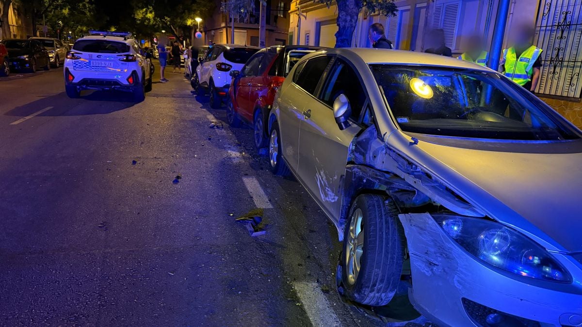 Un conductor ebrio choca en cadena contra cuatro coches aparcados en Palma
