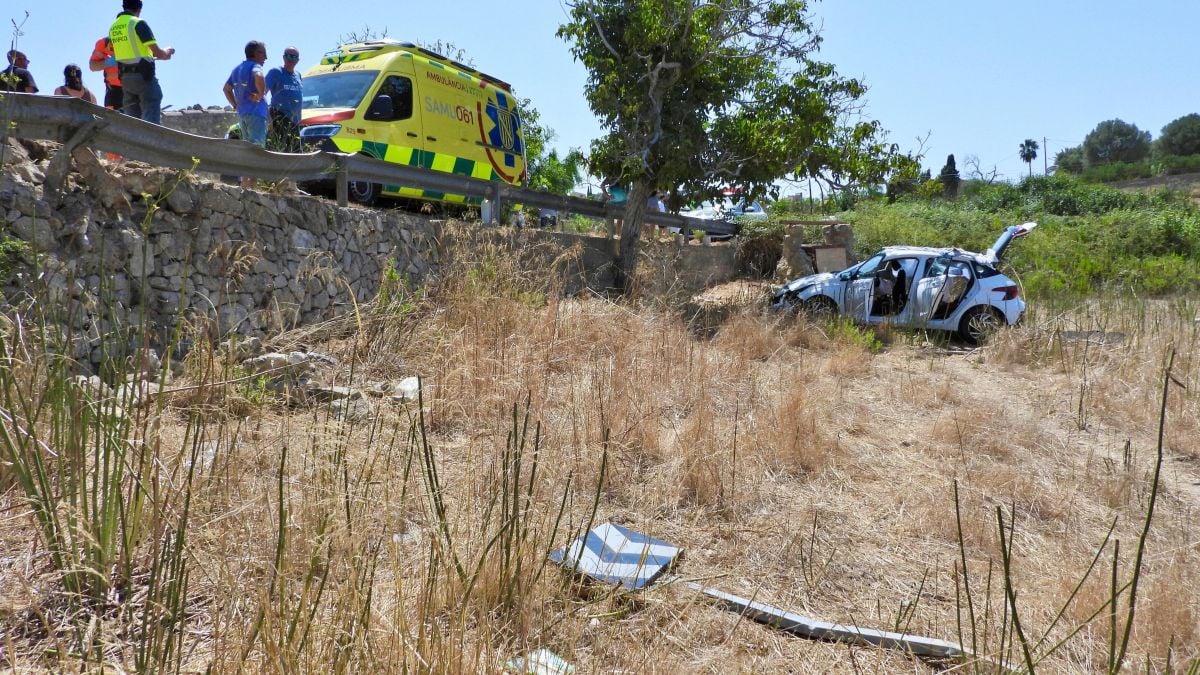 Tres heridos al salirse un coche de la vía en la carretera de Lloret de Vistalegre
