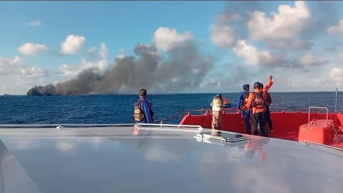 Un barco de pasajeros se incendia en el estrecho de Lombok