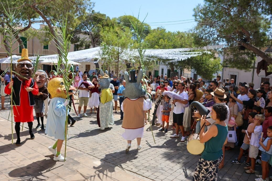 S'Alqueria Blanca celebra San Roque con la misa solemne, el baile de los "caparrots" y la "correguda de joies"