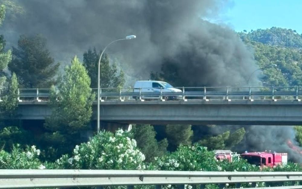 El incendio de un camión provoca retenciones kilométricas en la autopista de Andratx
