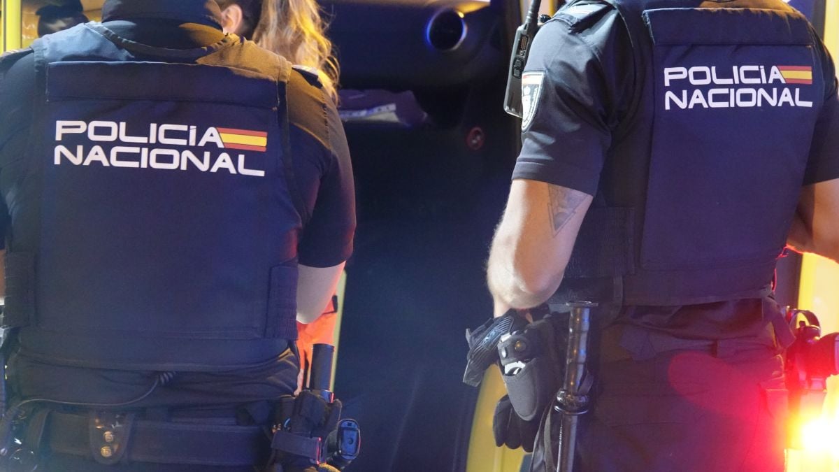 Detenido en Palma un abuelo tras quedarse dormido mientras sus nietos caminaban por la cornisa de un tercer piso