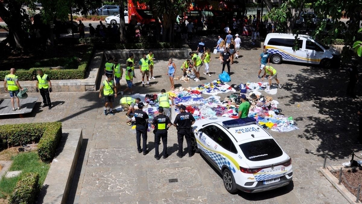 Golpe a la venta ambulante ilegal en Palma: intervienen 4.190 artículos en un solo día