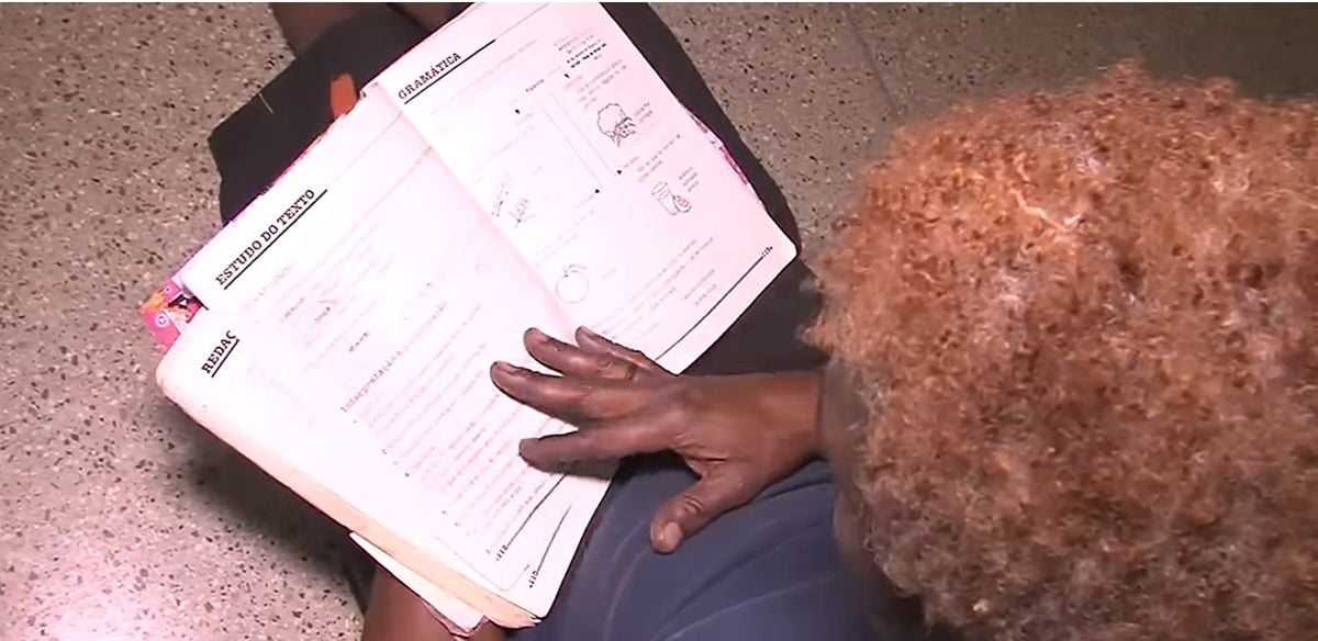 Vivía en la calle, estudió en los bancos de un parque y acabó sacando la mejor nota en una oposición