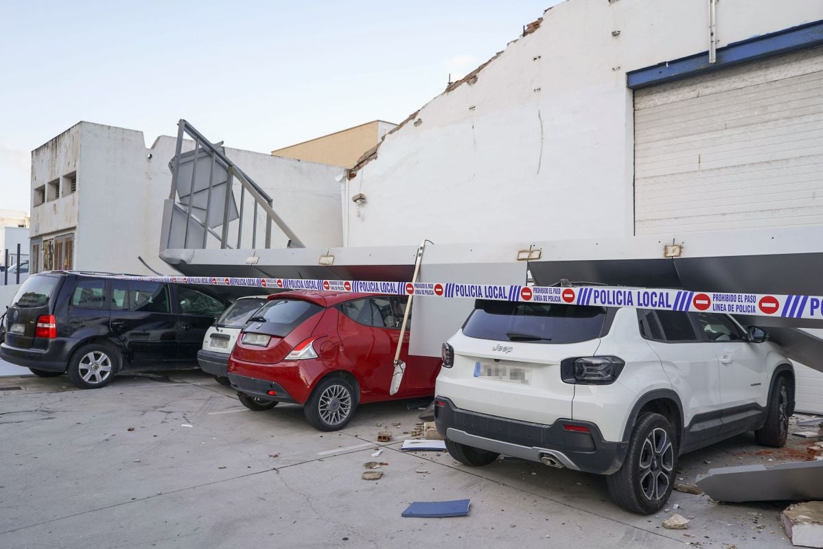 Una niña resulta herida al caer una cornisa durante el temporal en Menorca