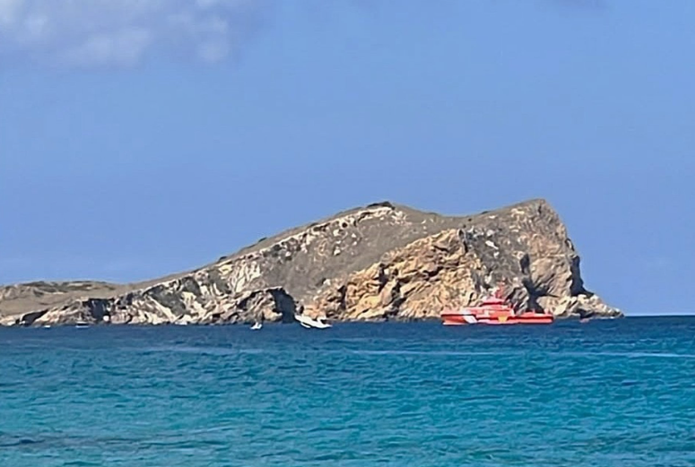 Rescatan a los cuatro tripulantes de una embarcación que se hundía en cala Comte en Ibiza