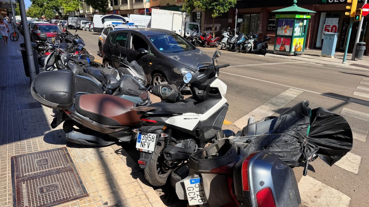 La mujer que chocó contra varias motos estacionadas en Palma achaca que fue deslumbrada