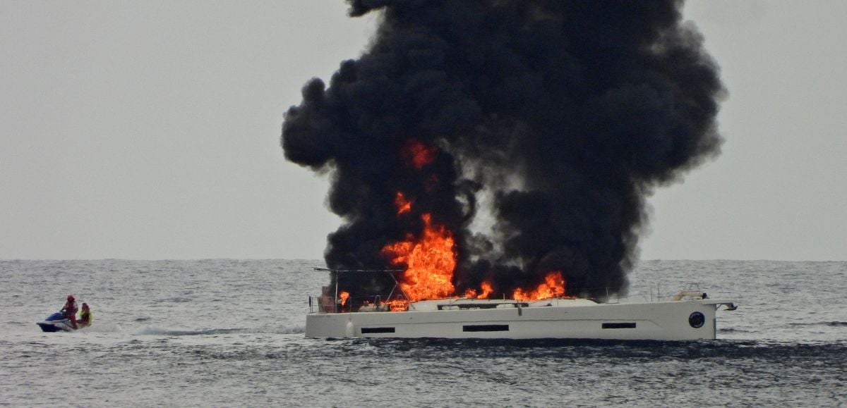 Espectacular incendio de un velero en la bahía de Palma