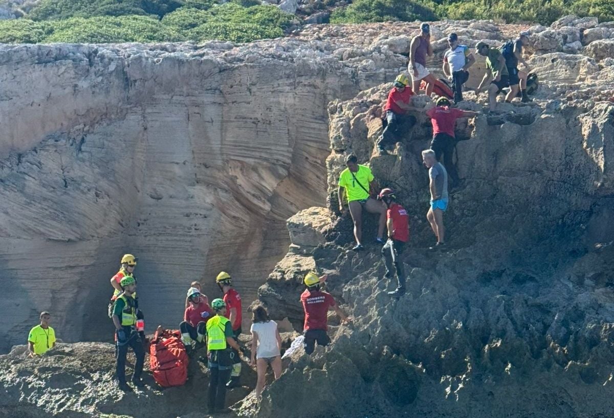 Grave una mujer tras caer por unas rocas mientras hacía trekking entre Cala Falcó y Cala Romántica