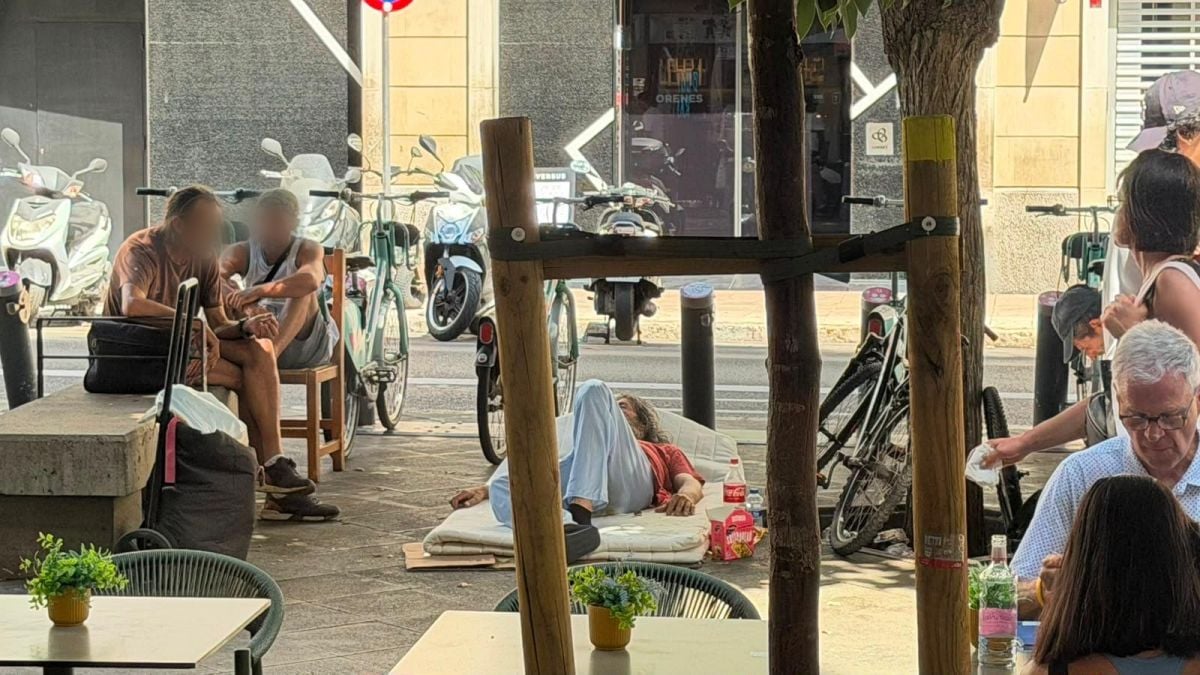 Comerciantes y vecinos de la plaza Alexandre Jaume denuncian años de inseguridad: "La plaza está asquerosa"