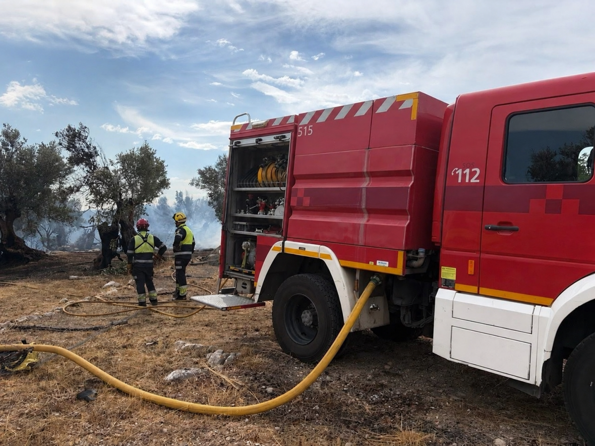 Desalojadas cuatro personas por un incendio agrícola en Santa Maria