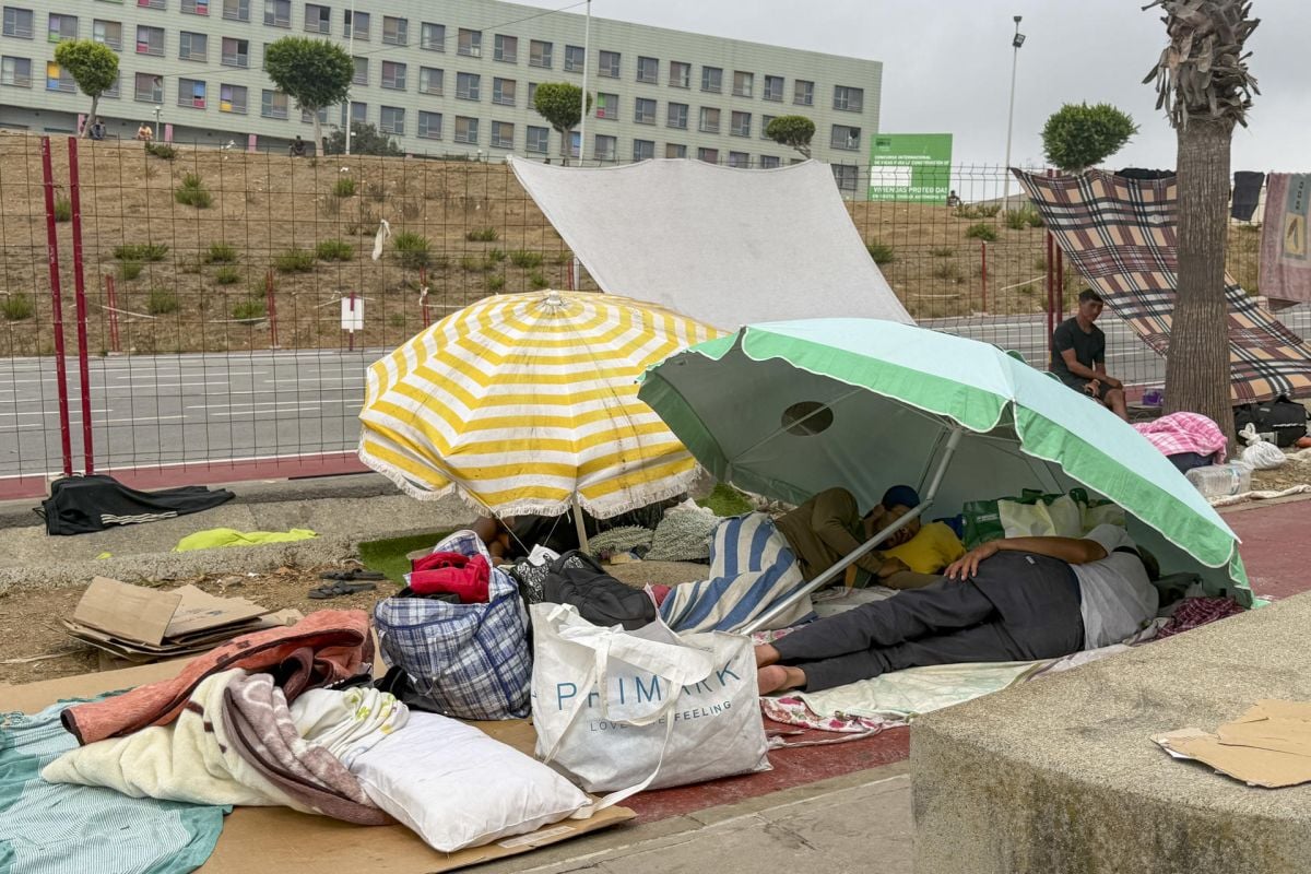 El Gobierno toma el control del Puerto de Ceuta para alojar a un millar de inmigrantes