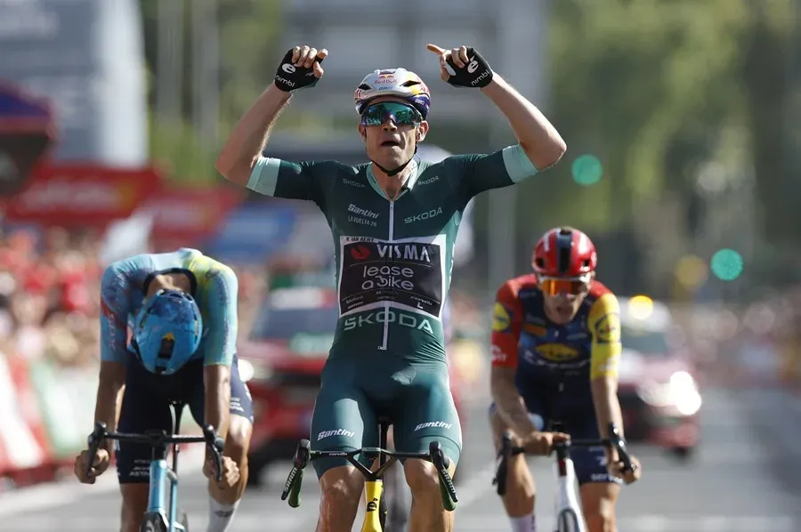 Van Aert firma el doblete en Córdoba y Enric Mas mantiene la roja de la Vuelta