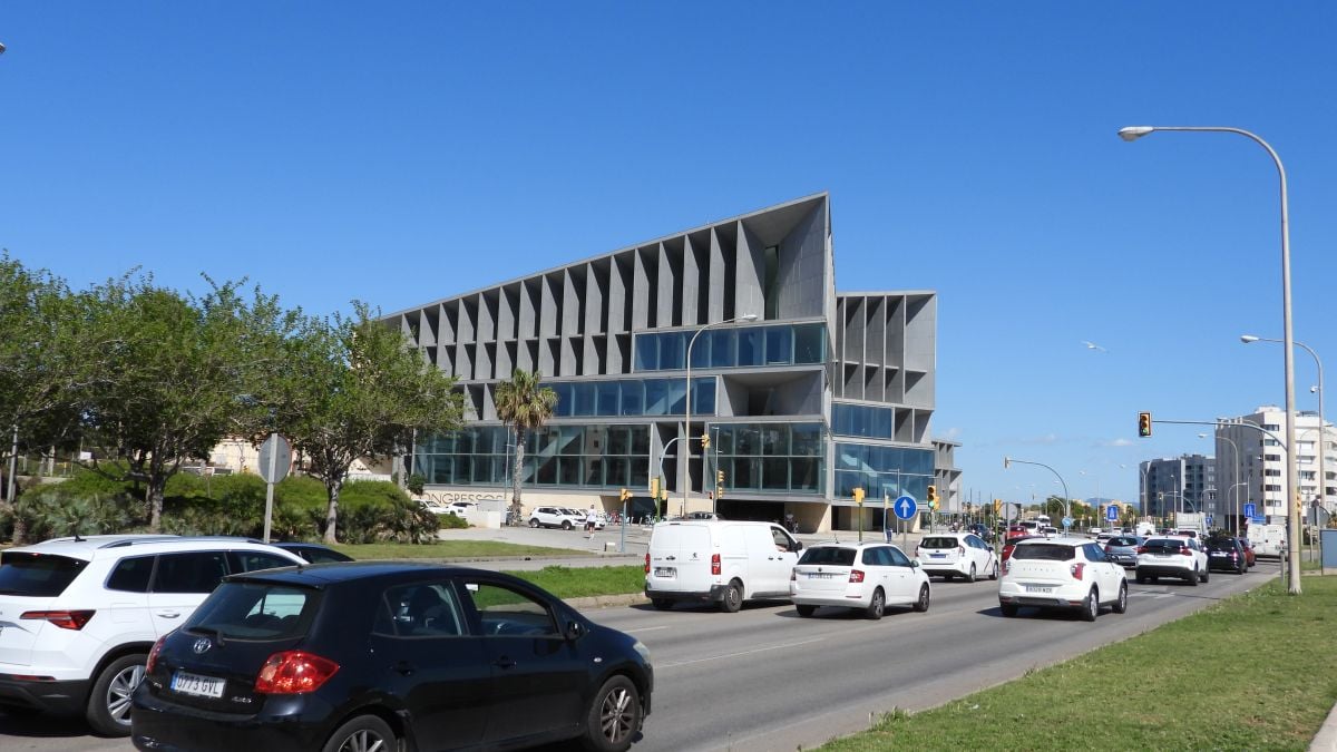 El Parlament da luz verde a tramitar la ley para regular la entrada de vehículos en Mallorca