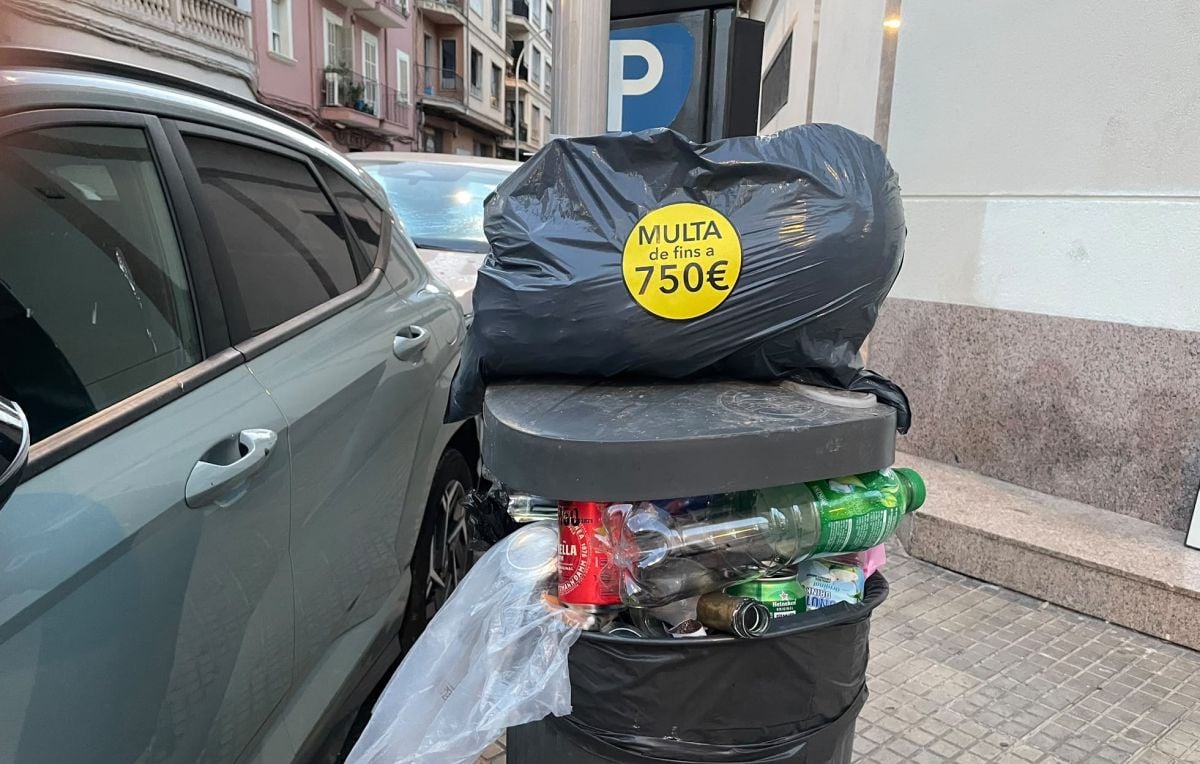 Flipau amb Pere Garau llena el barrio con pegatinas para señalar el abandono de residuos y enseres
