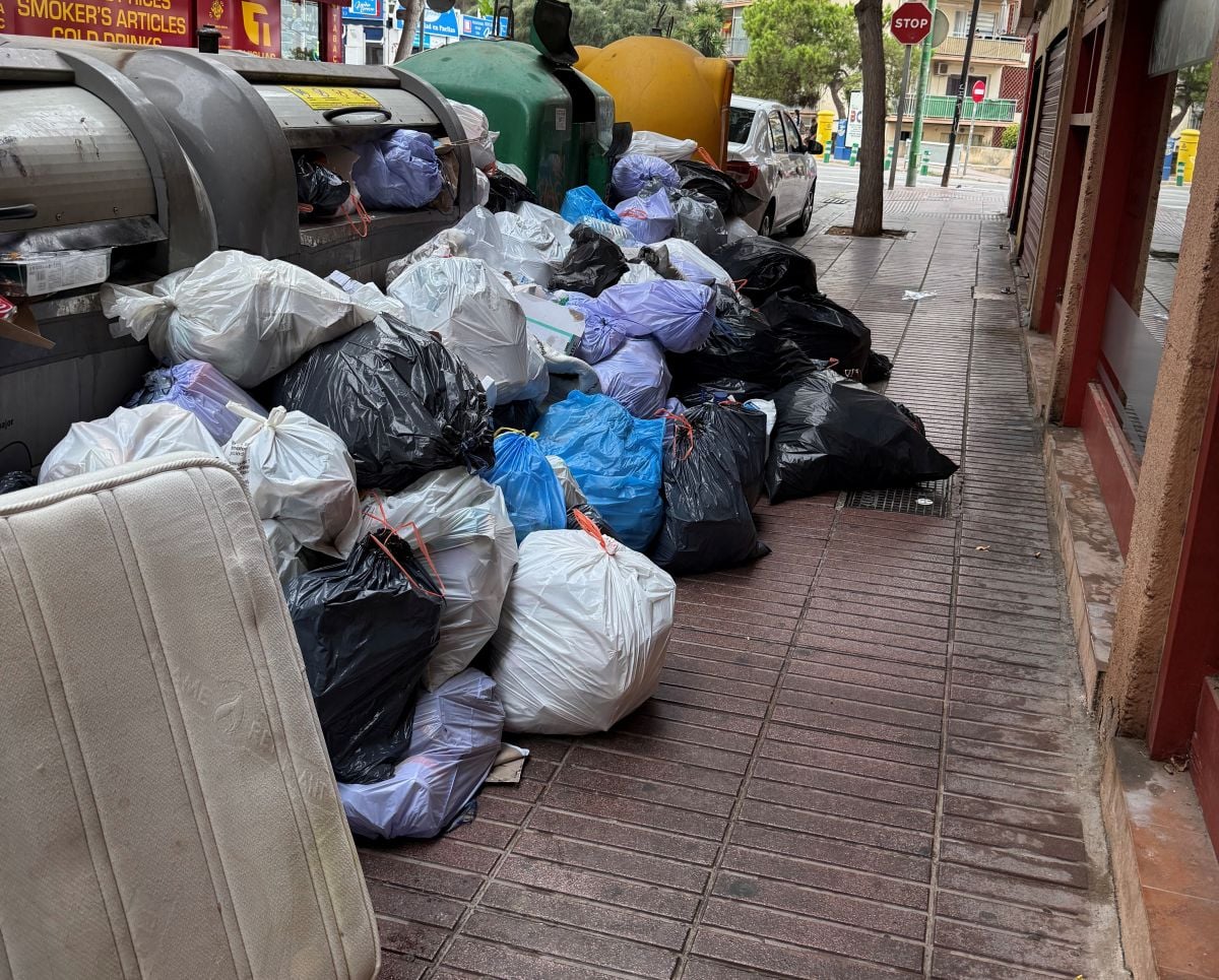 "Tengo que saltar por encima de la basura para entrar a mi casa": la desesperante situación en s'Arenal de Llucmajor