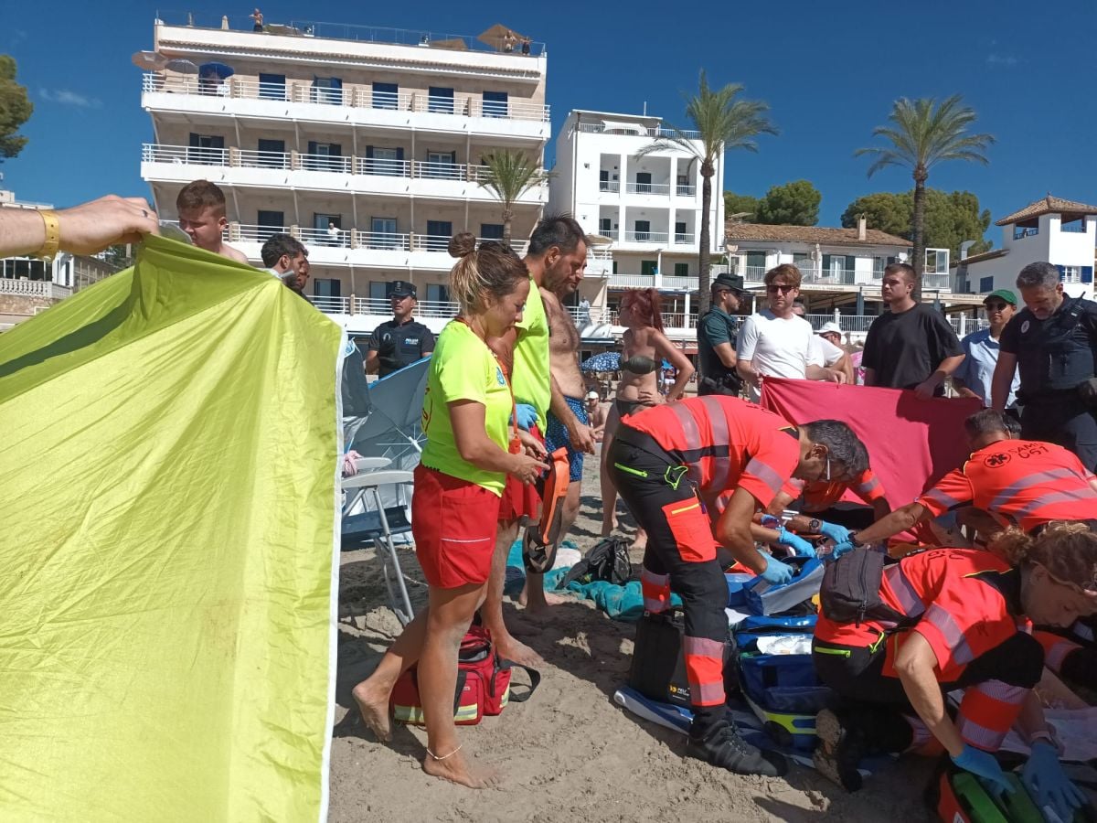 Una mujer de 84 años, en estado crítico tras ser rescatada del agua en la playa Palmira, en Calvià