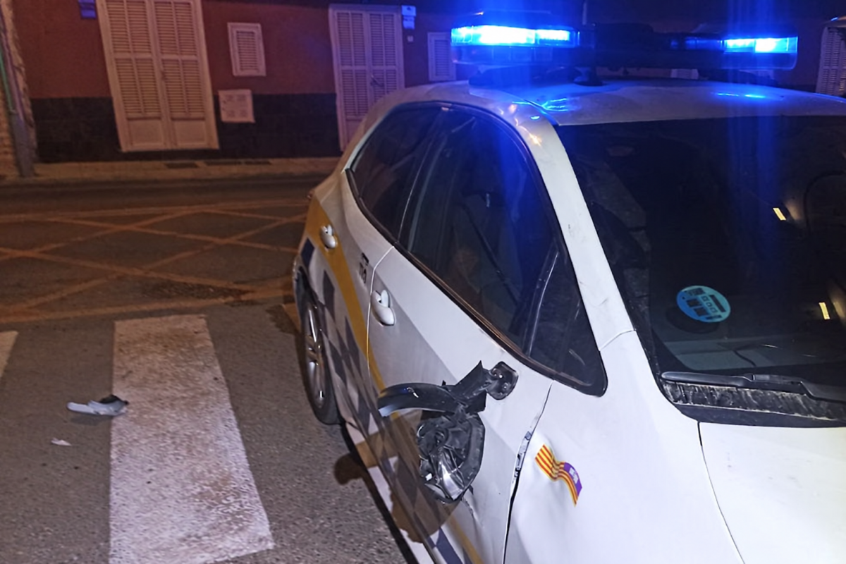 Denunciado en Palma por circular con un patinete por la acera y embestir a un coche patrulla