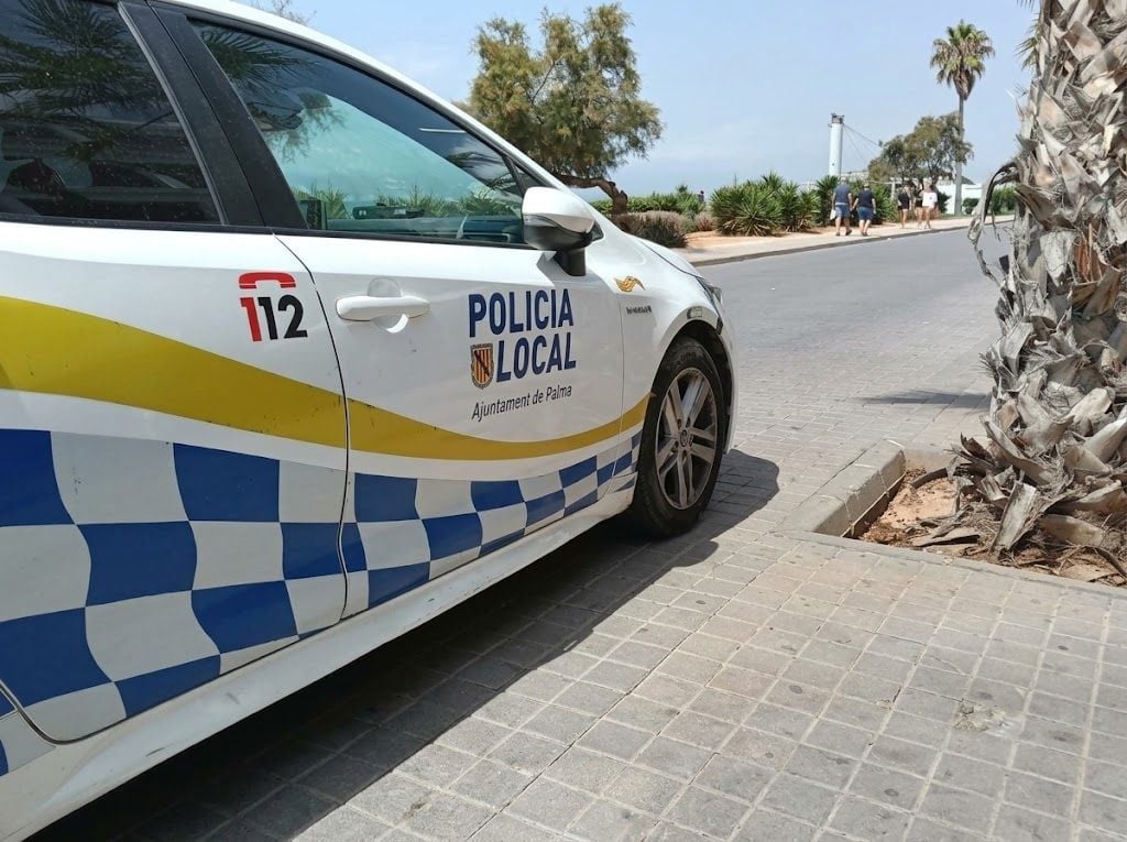 Detienen a un vendedor ambulante en la Playa de Palma por vender cocaína a un viandante