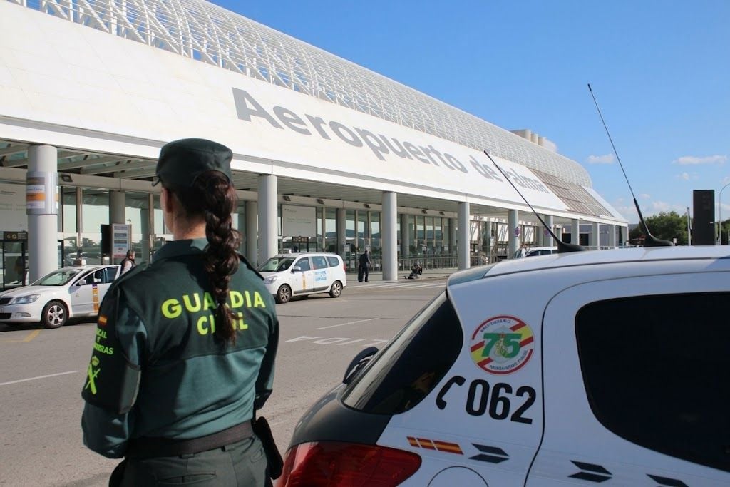 Detenidos dos integrantes de un grupo criminal dedicado al hurto de tabaco en el aeropuerto de Palma
