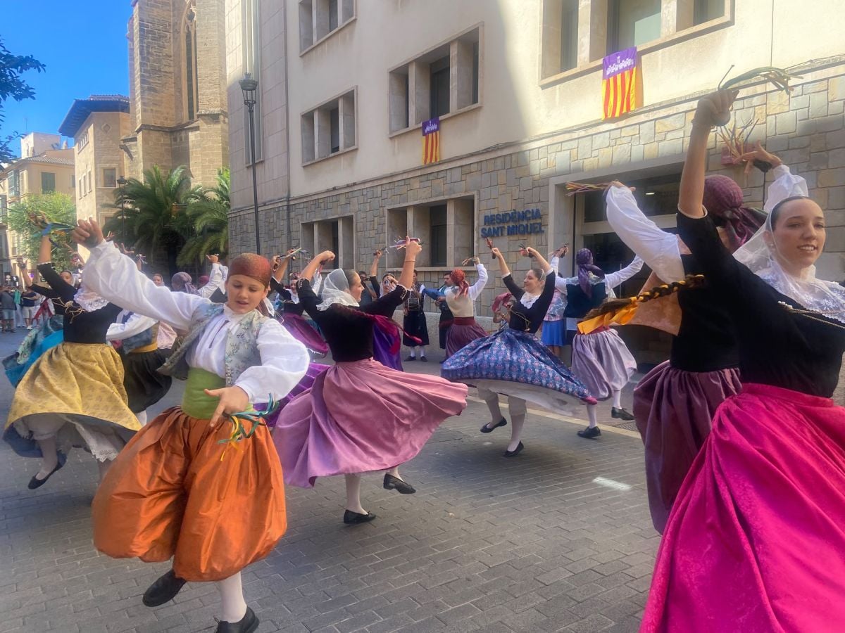 El 'ball de bot' llena de tradición la residencia Oms-Sant Miquel de Palma con motivo de la Diada de Mallorca