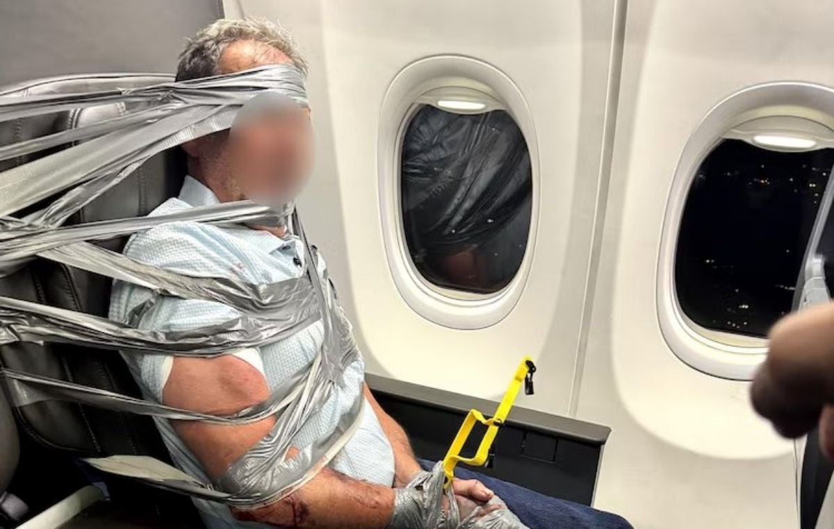Atan a un hombre a su asiento con cinta aislante en pleno vuelo